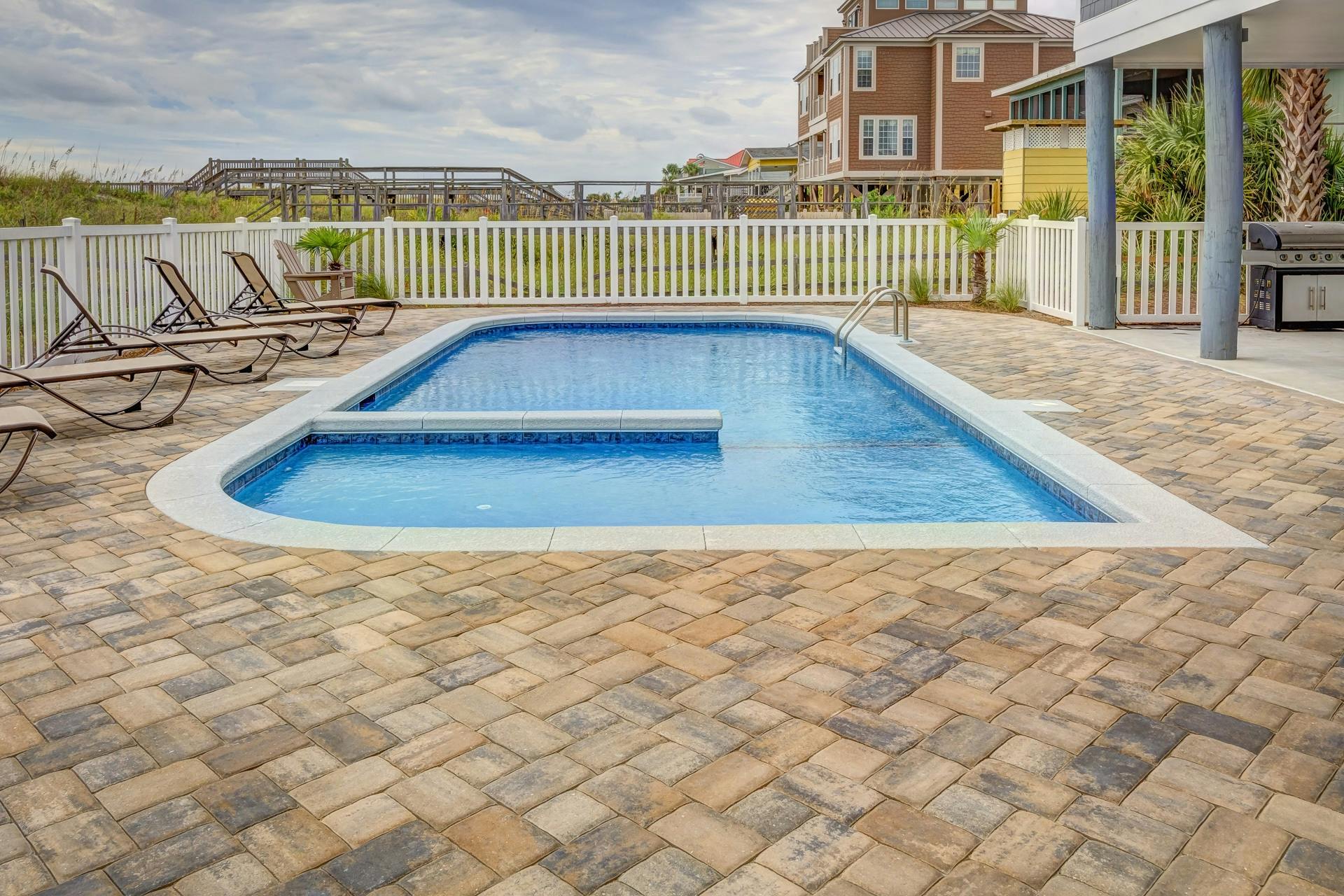 Piscine extérieure avec terrasse en pavés